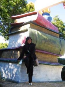 with the pile of books@hunter valley garden